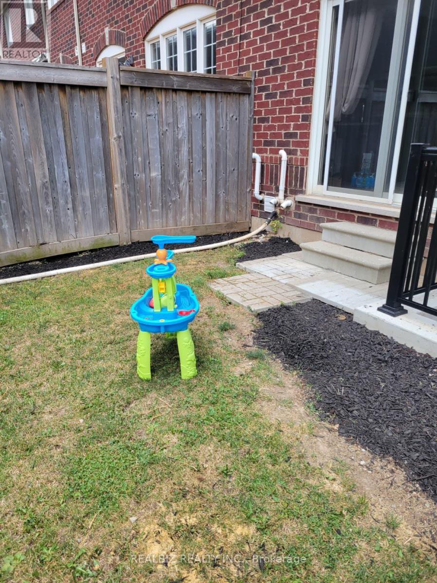 301 Chuchmach Close, Milton, Ontario  L9T 8B3 - Photo 6 - W13592820