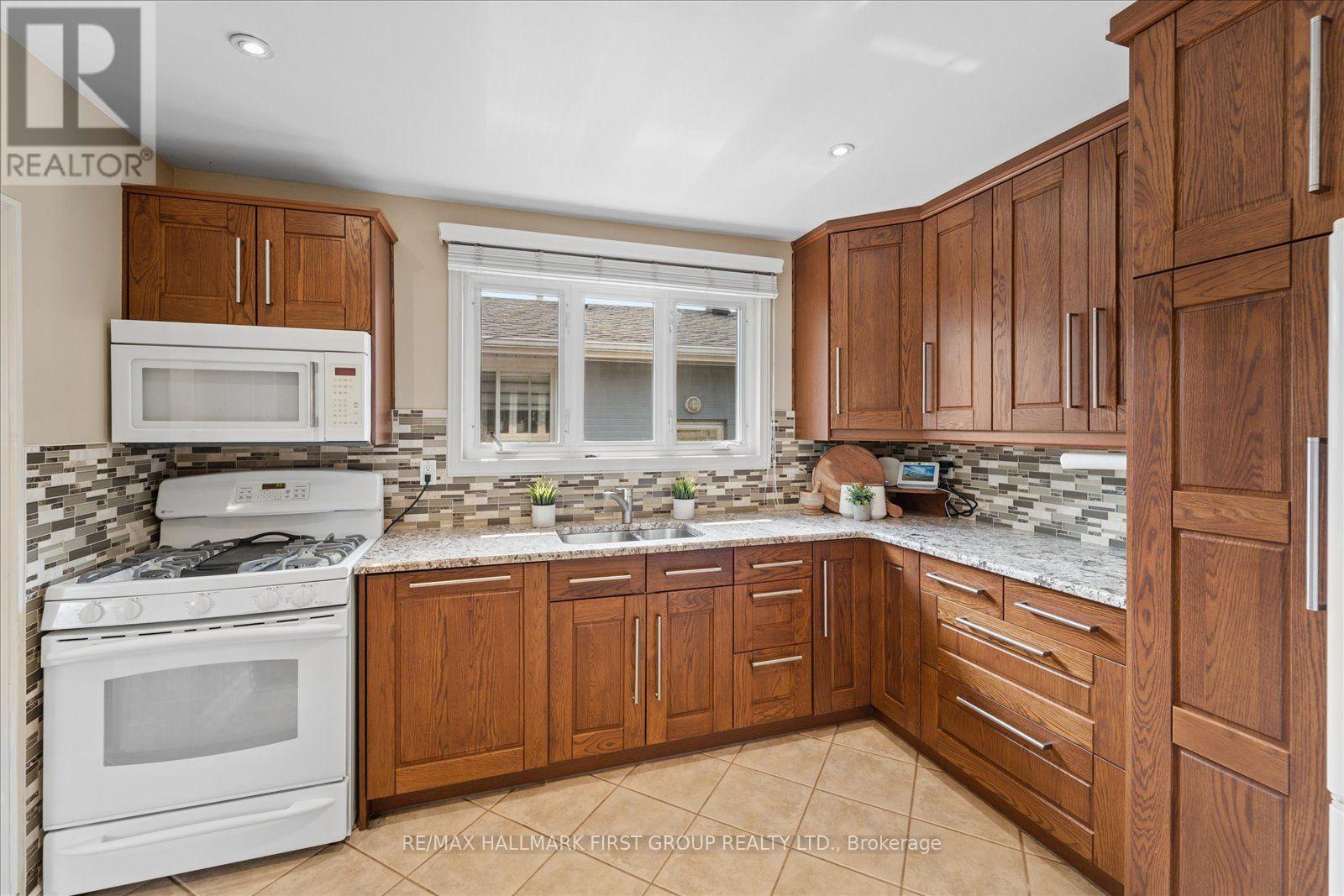 970 Timmins Gardens, Pickering, Ontario  L1W 2L2 - Photo 11 - E13593290