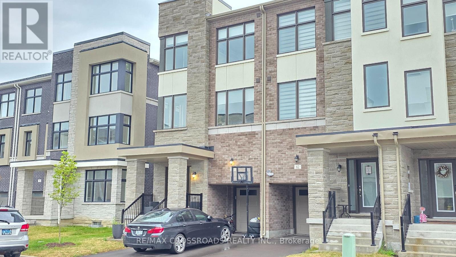60 Puisaya Drive, Richmond Hill, Ontario  L4E 1A2 - Photo 5 - N13593162