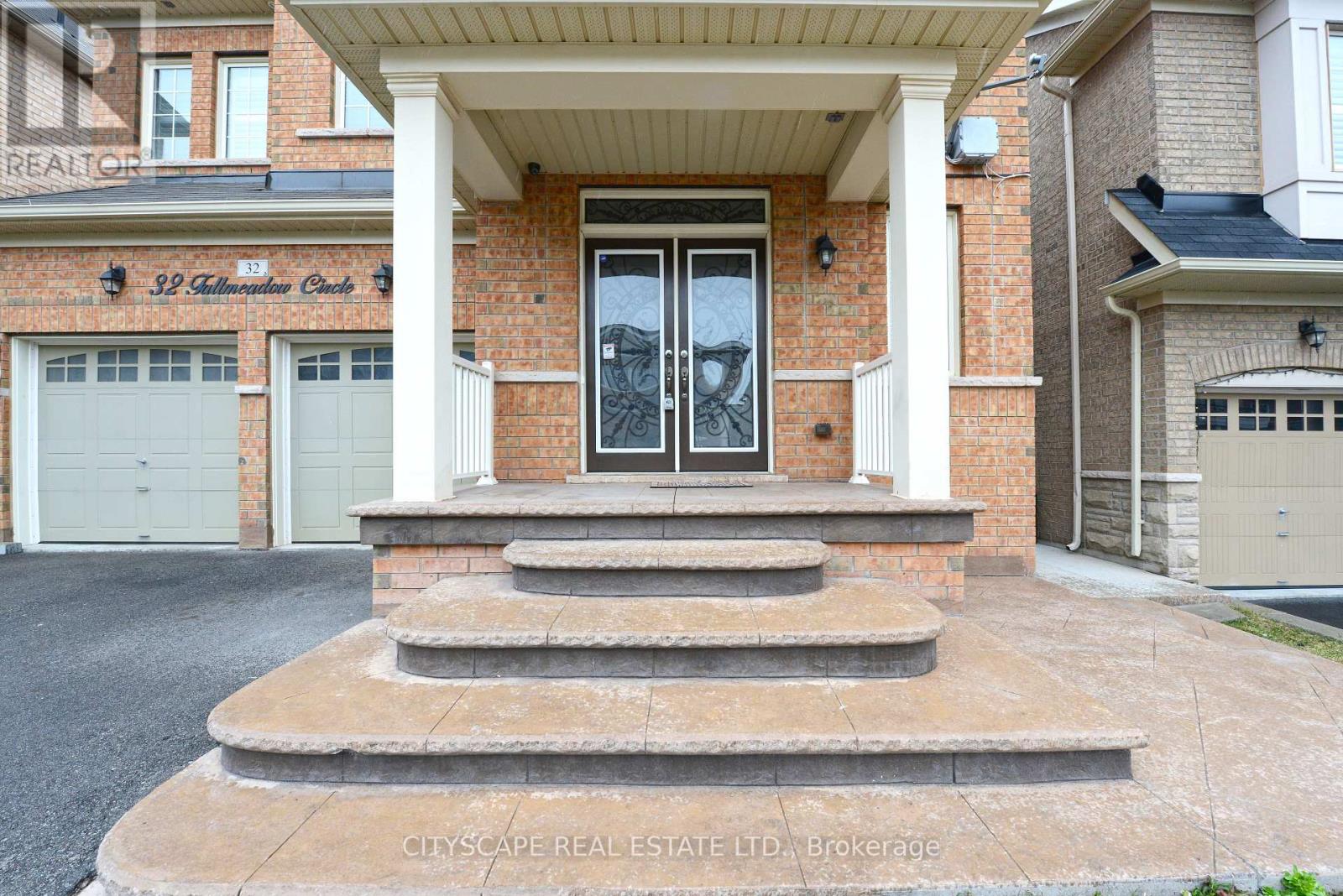 32 Fallmeadow Circle, Brampton, Ontario  L6Y 0Y8 - Photo 2 - W13593288