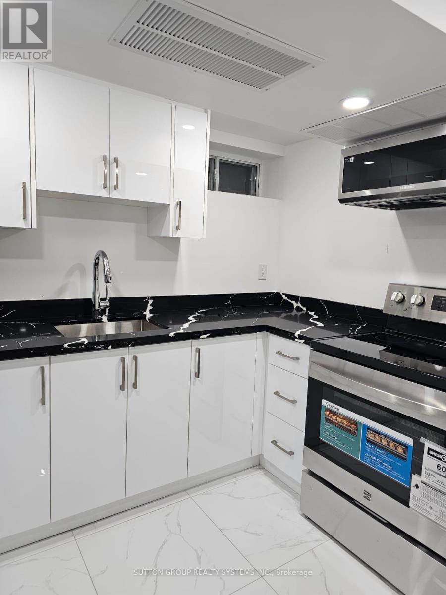 137b Chatham Avenue, Toronto, Ontario  M4J 1K8 - Photo 4 - E13593766