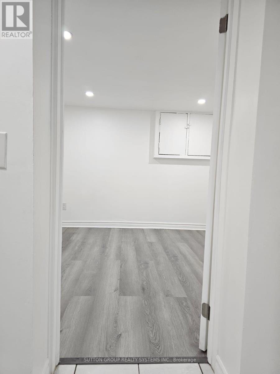 137b Chatham Avenue, Toronto, Ontario  M4J 1K8 - Photo 9 - E13593766