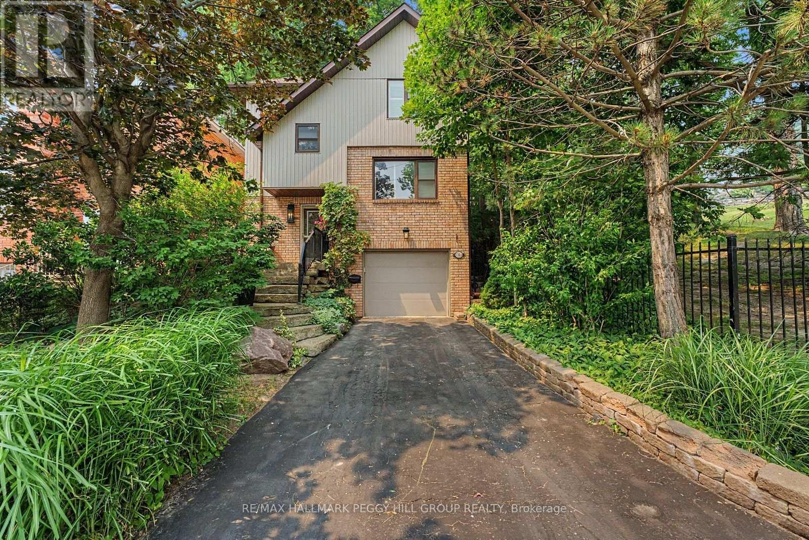 176B COLLIER STREET, Barrie, Ontario