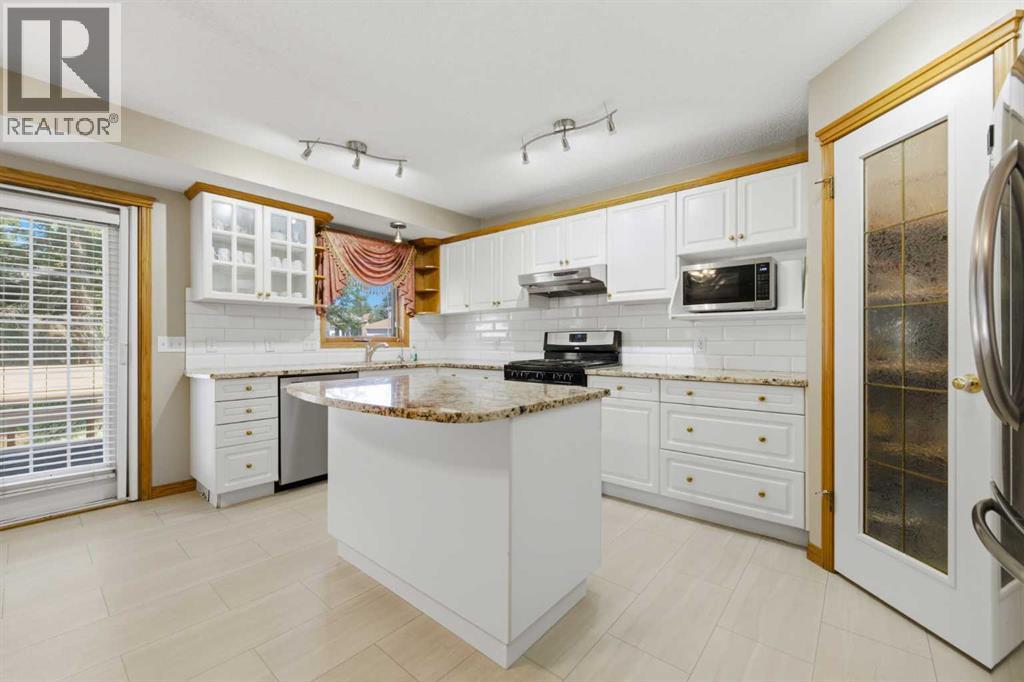 71 Woodpark Close Sw, Calgary, Alberta  T2W 6G9 - Photo 7 - A2329700