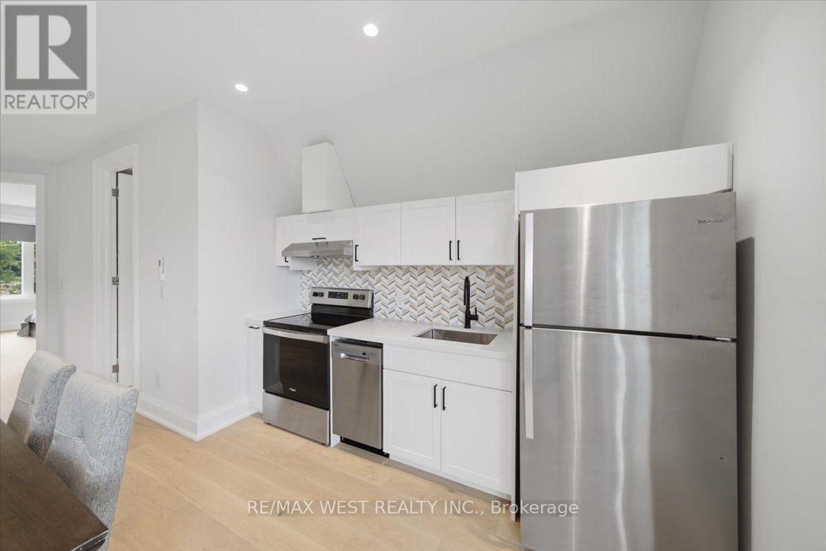 50 Rotherham Avenue, Toronto, Ontario  M6M 1M2 - Photo 10 - W13593768