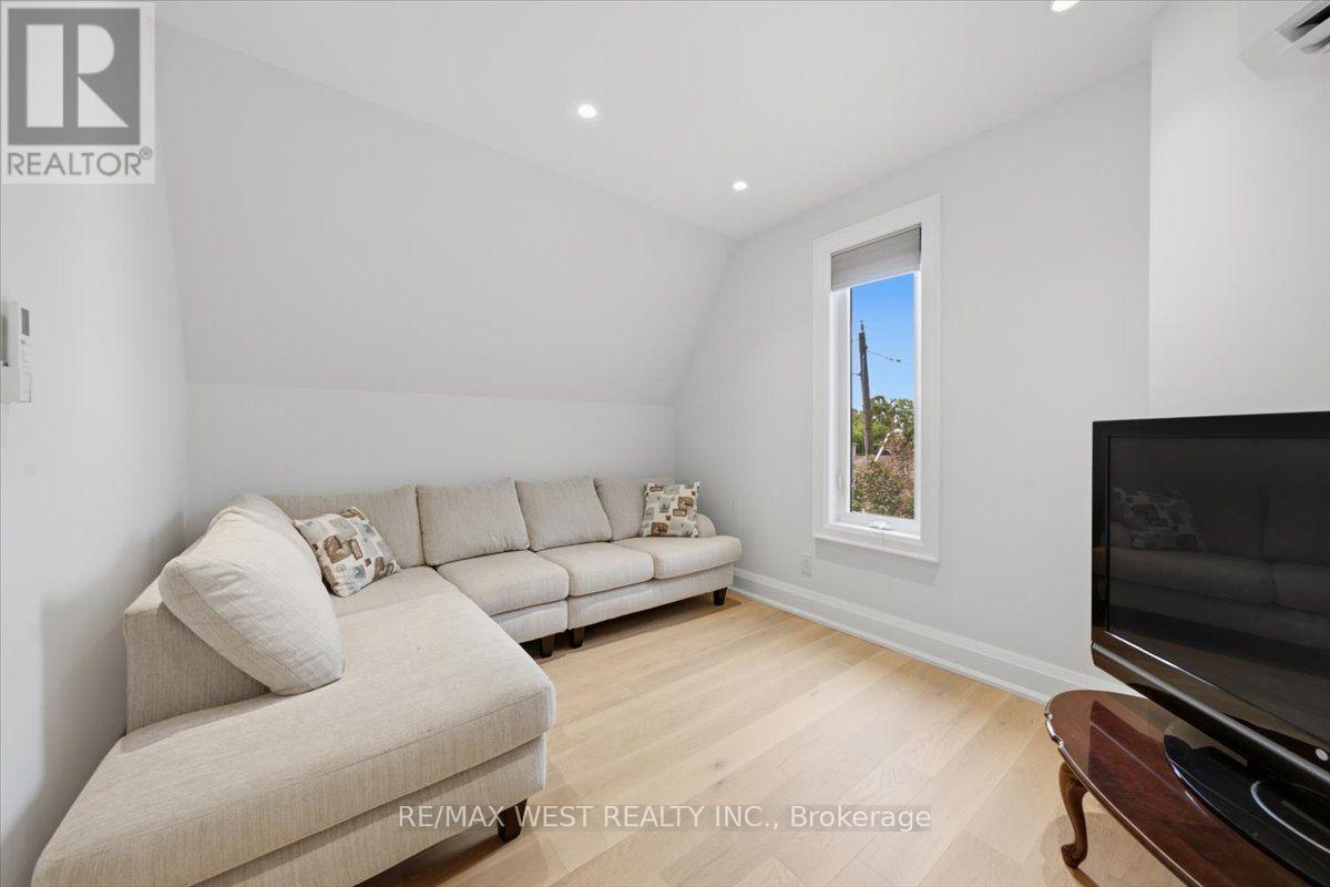 50 Rotherham Avenue, Toronto, Ontario  M6M 1M2 - Photo 15 - W13593768