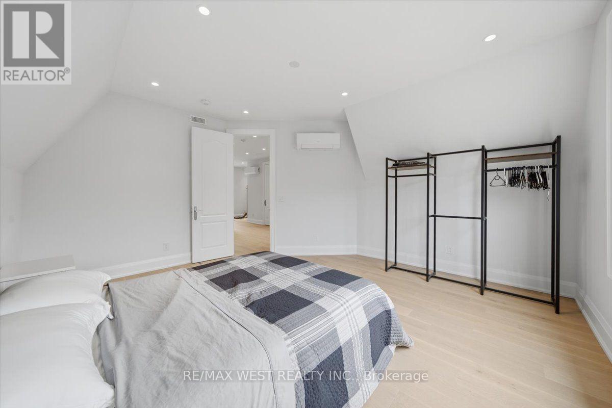 50 Rotherham Avenue, Toronto, Ontario  M6M 1M2 - Photo 18 - W13593768