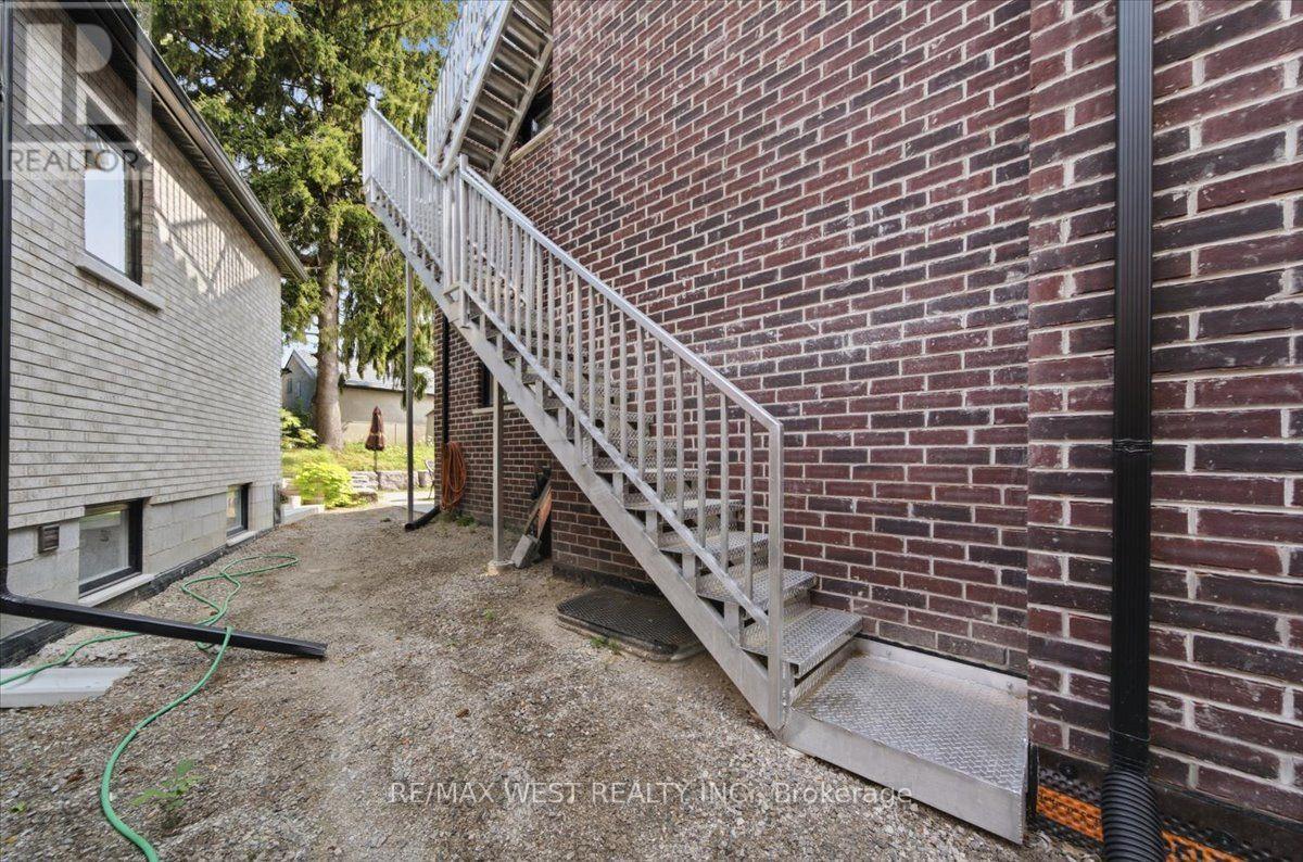 50 Rotherham Avenue, Toronto, Ontario  M6M 1M2 - Photo 2 - W13593768