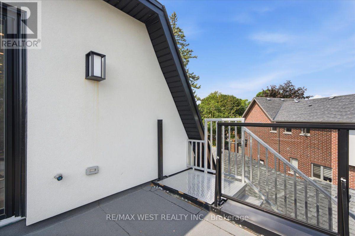 50 Rotherham Avenue, Toronto, Ontario  M6M 1M2 - Photo 3 - W13593768