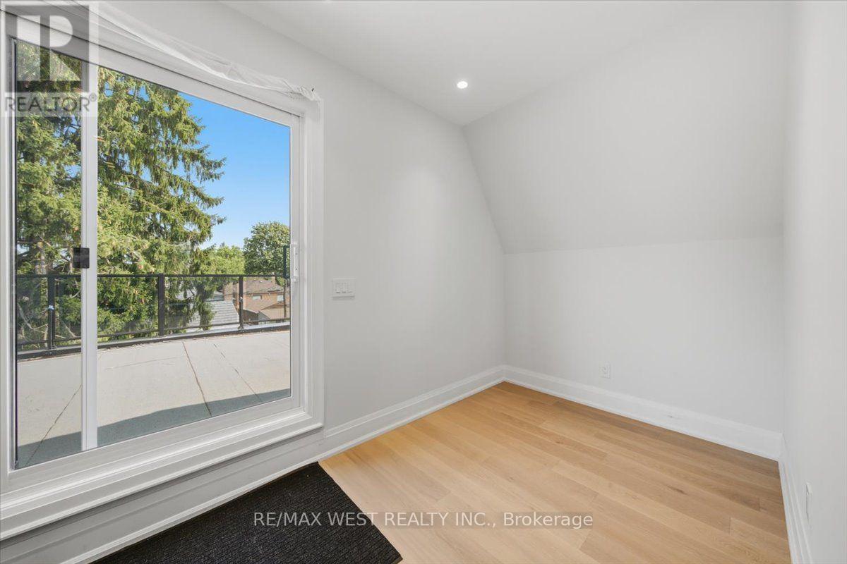 50 Rotherham Avenue, Toronto, Ontario  M6M 1M2 - Photo 9 - W13593768