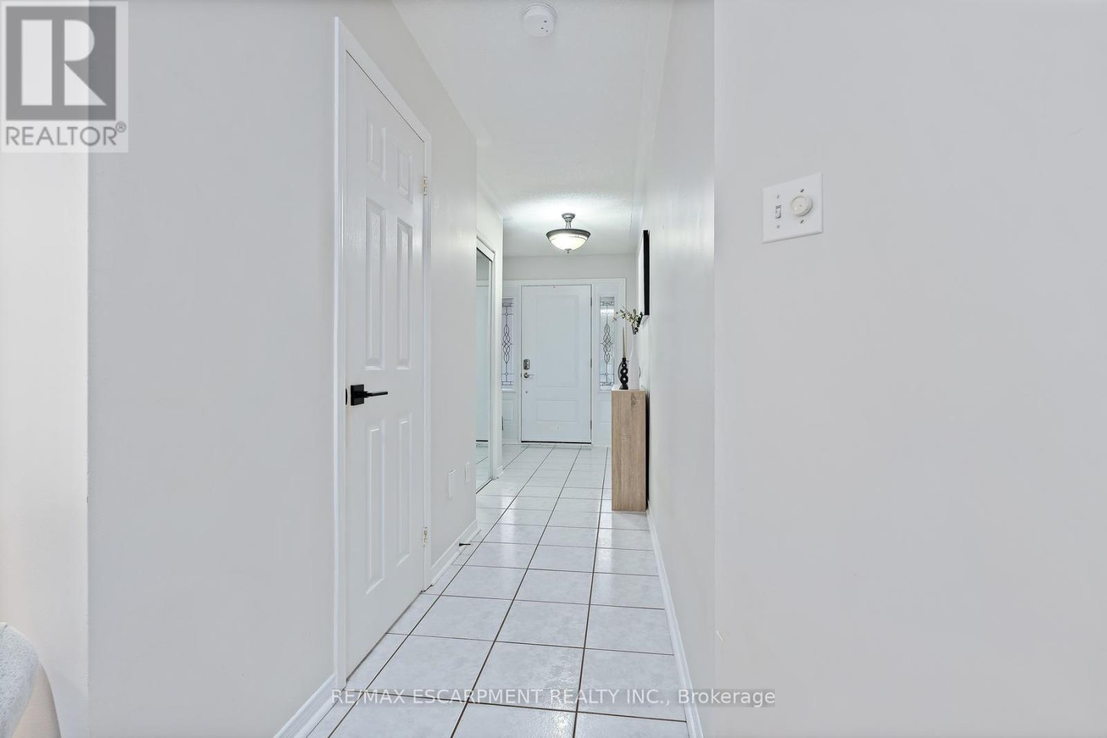 5111 Silvercreek Drive, Burlington, Ontario  L7L 6K5 - Photo 5 - W13594022
