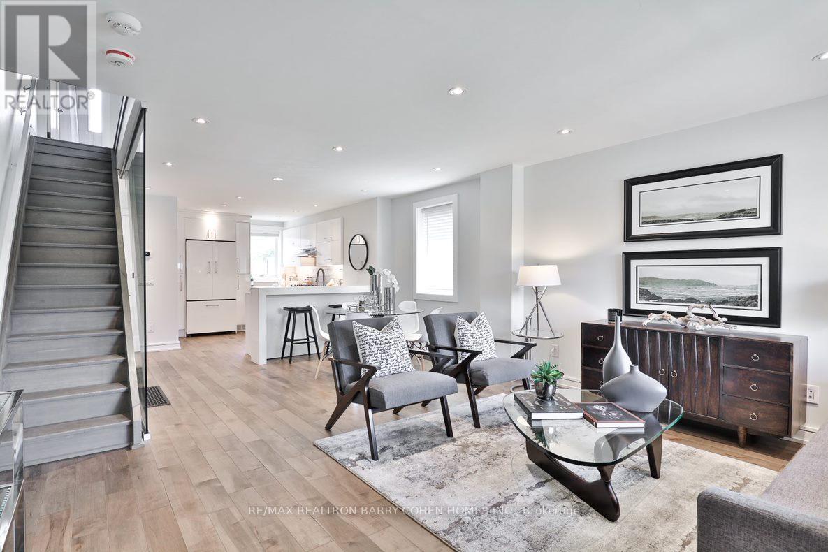 365 Harvie Avenue, Toronto (Caledonia-Fairbank), Ontario  M6E 4L7 - Photo 4 - W13594082