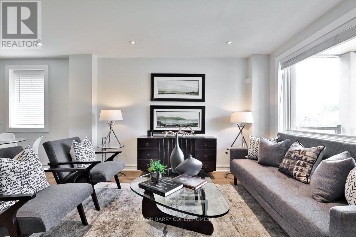 365 Harvie Avenue, Toronto (Caledonia-Fairbank), Ontario  M6E 4L7 - Photo 5 - W13594082