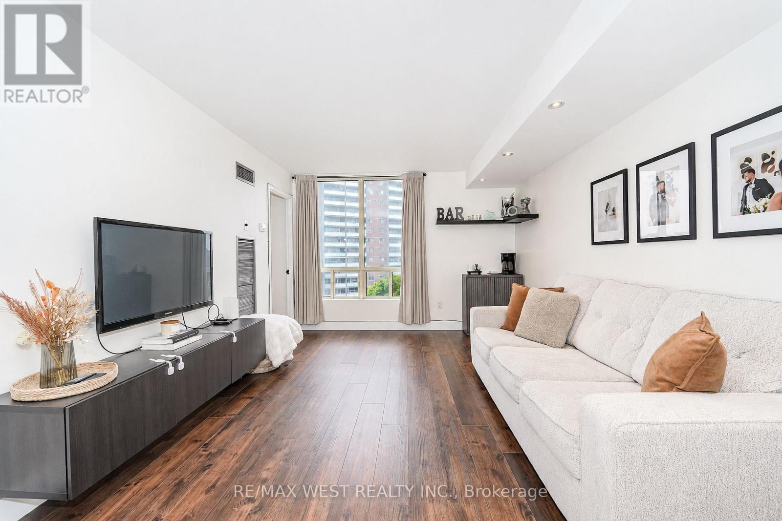 907 - 3 Hickory Tree Road, Toronto, Ontario  M9N 3W5 - Photo 2 - W13594256