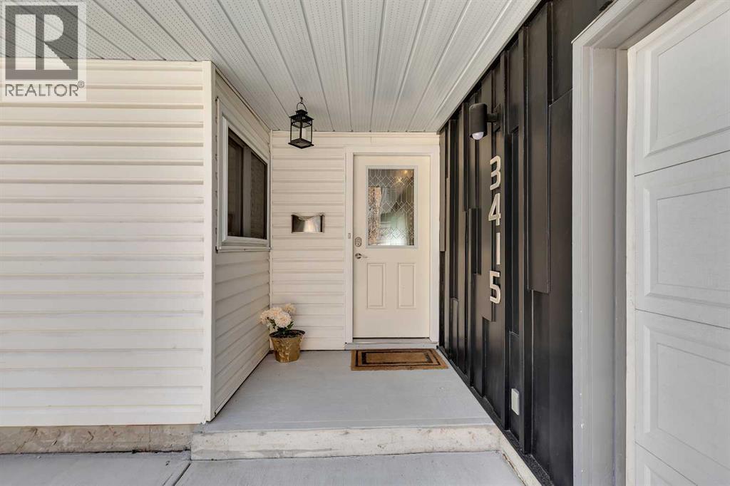 3415 Benton Drive NW, Calgary, Alberta  T2L 1W7 - Photo 3 - A2328713
