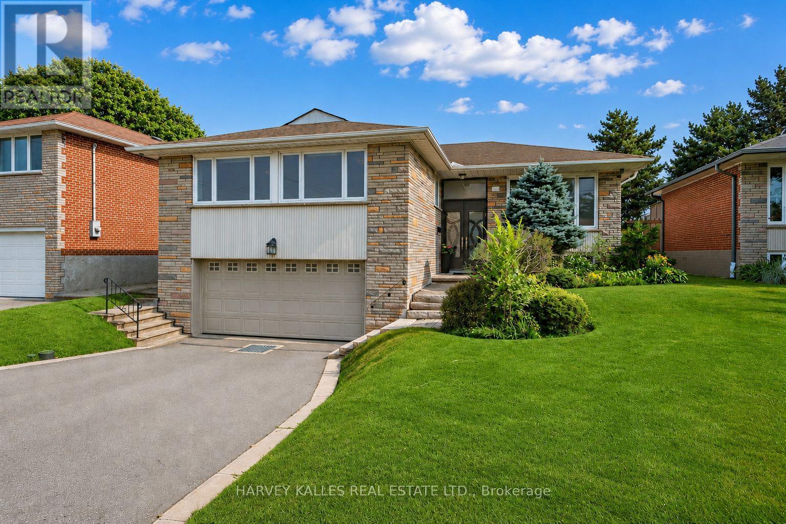 <div class="slider-price">$1,449,998</div><p>237 Searle Avenue, Toronto, Ontario</p>