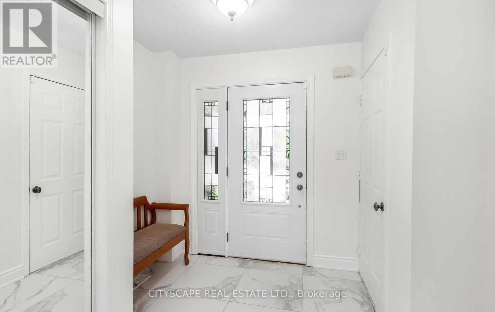 5685 Topaz Place, Mississauga, Ontario  L5M 7B8 - Photo 3 - W13594724