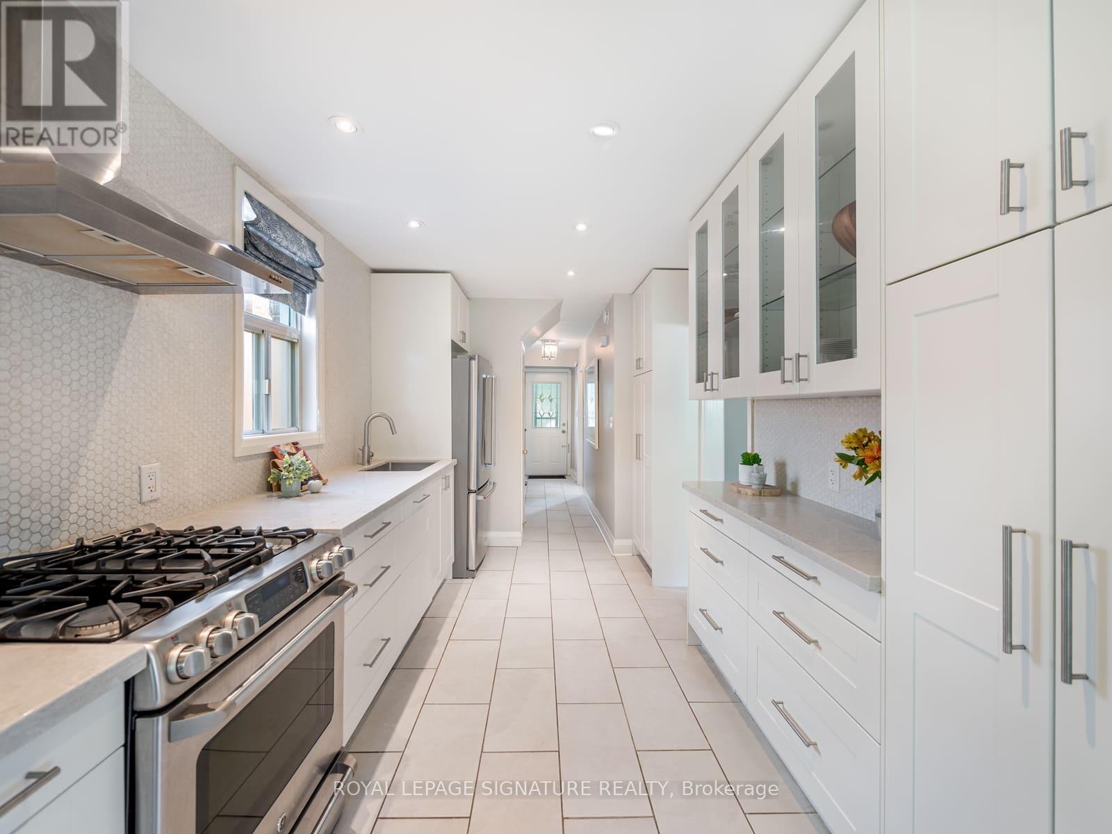 31 Brookview Drive, Toronto, Ontario  M6A 2K4 - Photo 12 - C13594858