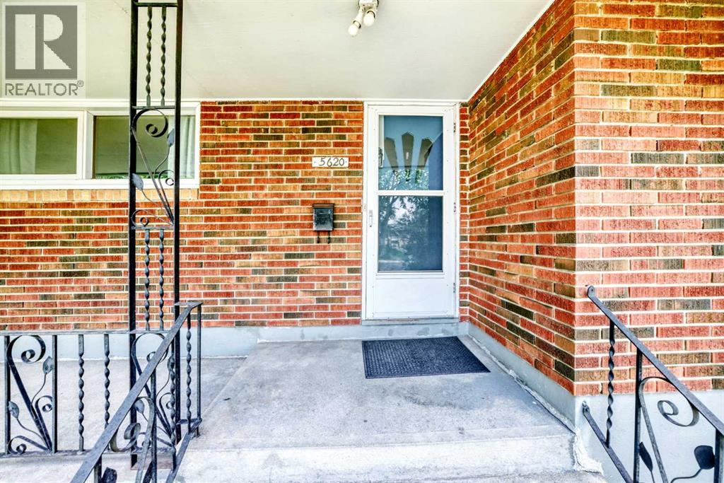 5620 Buckthorn Road NW, Calgary, Alberta  T2K 2Y5 - Photo 3 - A2330228