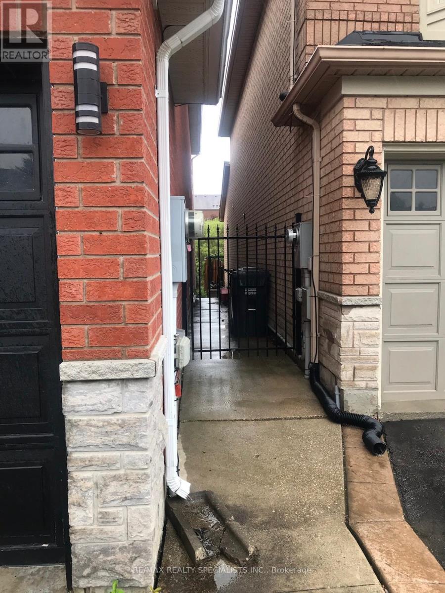 7166 Black Walnut Trail, Mississauga, Ontario  L5N 7N5 - Photo 3 - W13079968