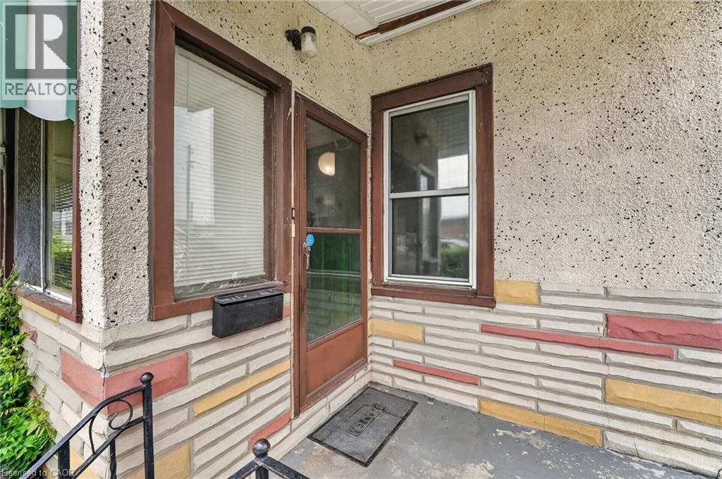 37 Page Street, St. Catharines, Ontario  L2R 4A6 - Photo 2 - 40848851