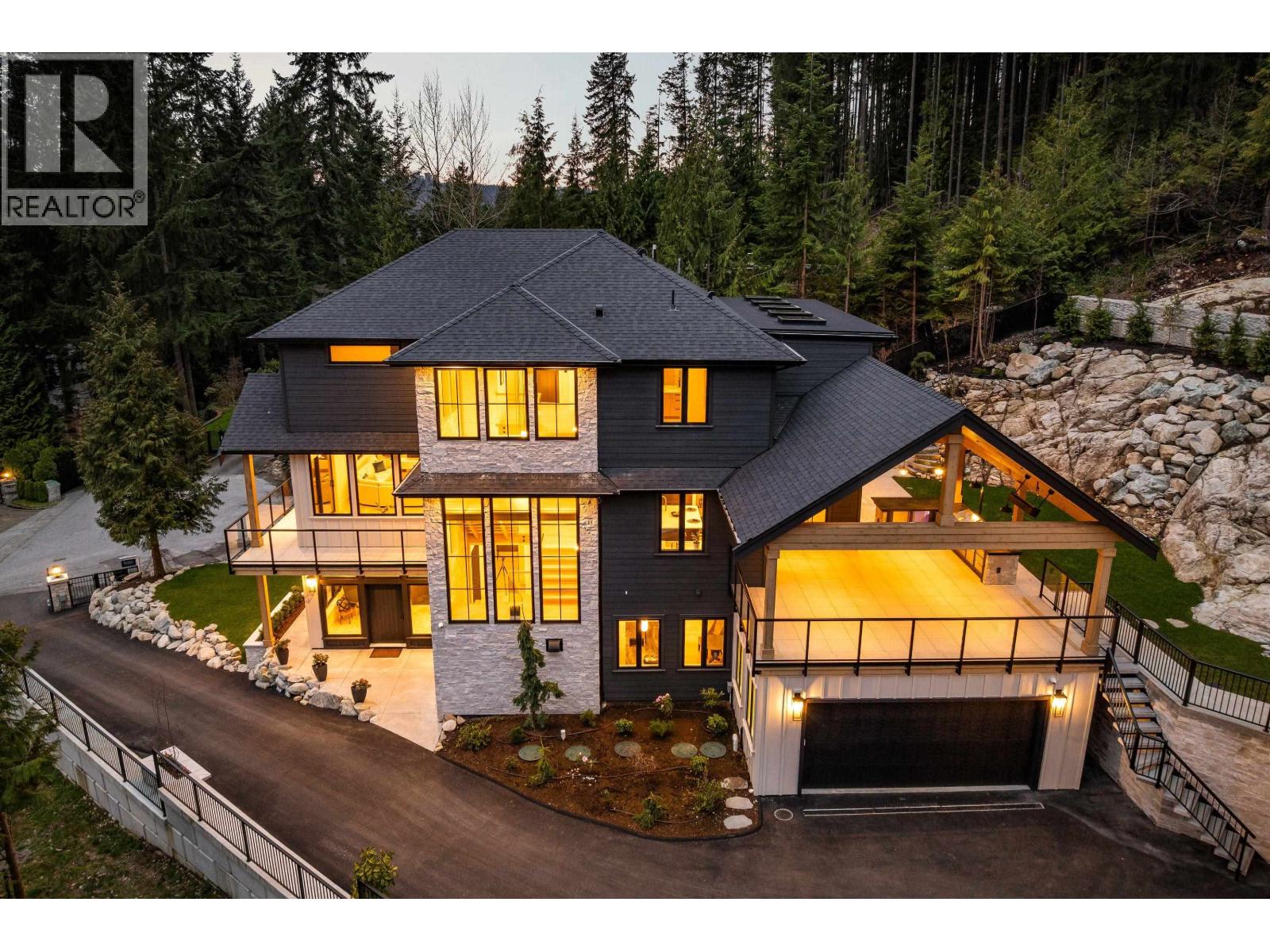 135 Oak Court, Anmore, British Columbia  V3H 4W9 - Photo 2 - R3149110
