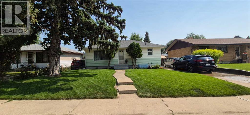 30 Cochran Drive NW, Medicine Hat, Alberta  T1A 6Y7 - Photo 2 - A2331435