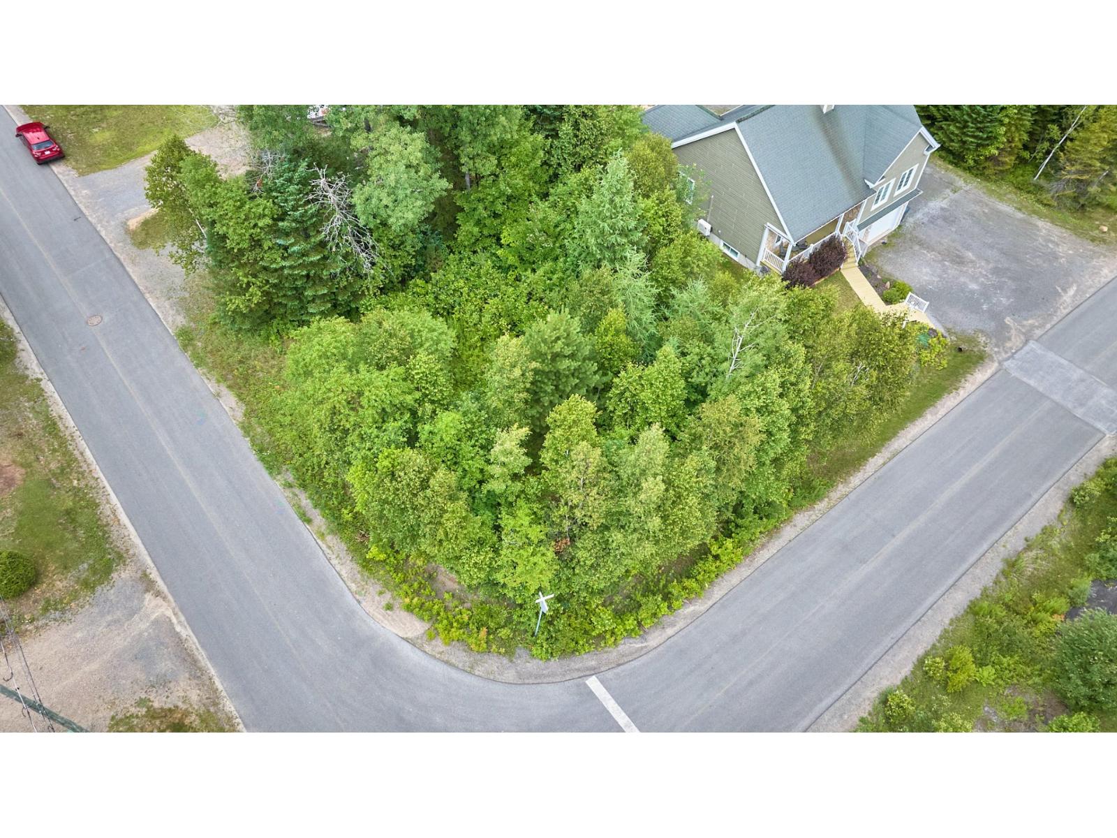 Rue des Bois Saint-Donat Quebec Canada J0T2C0 2