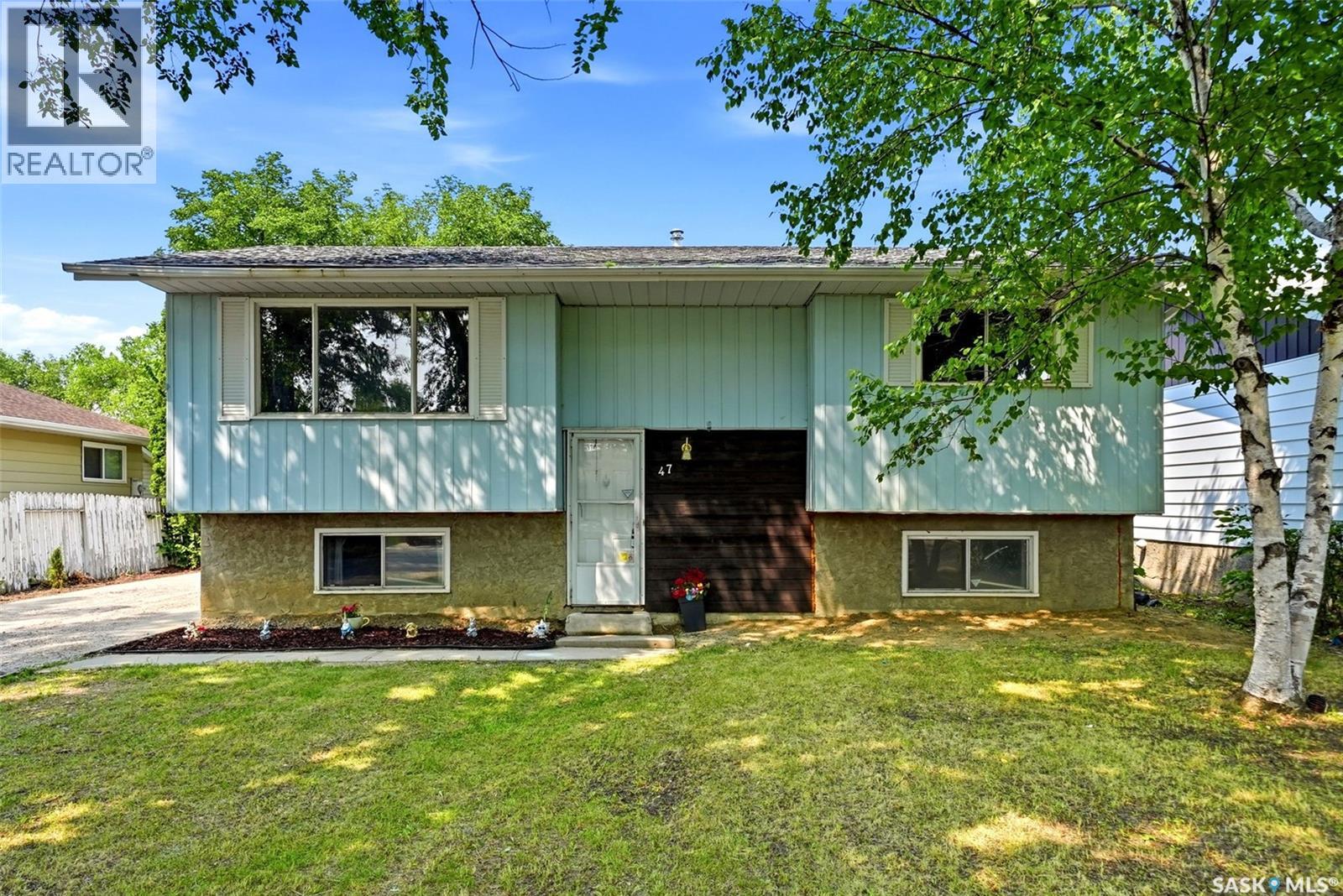 47 Symons Place, Regina, Saskatchewan  S4X 1M7 - Photo 2 - SK043438
