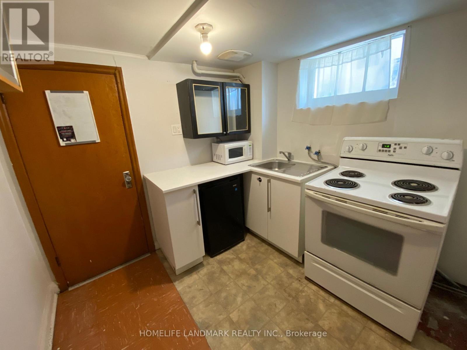 (Bsmt) - 11 Hutton Avenue, Toronto (East York), Ontario  M4C 3L2 - Photo 3 - E13595558