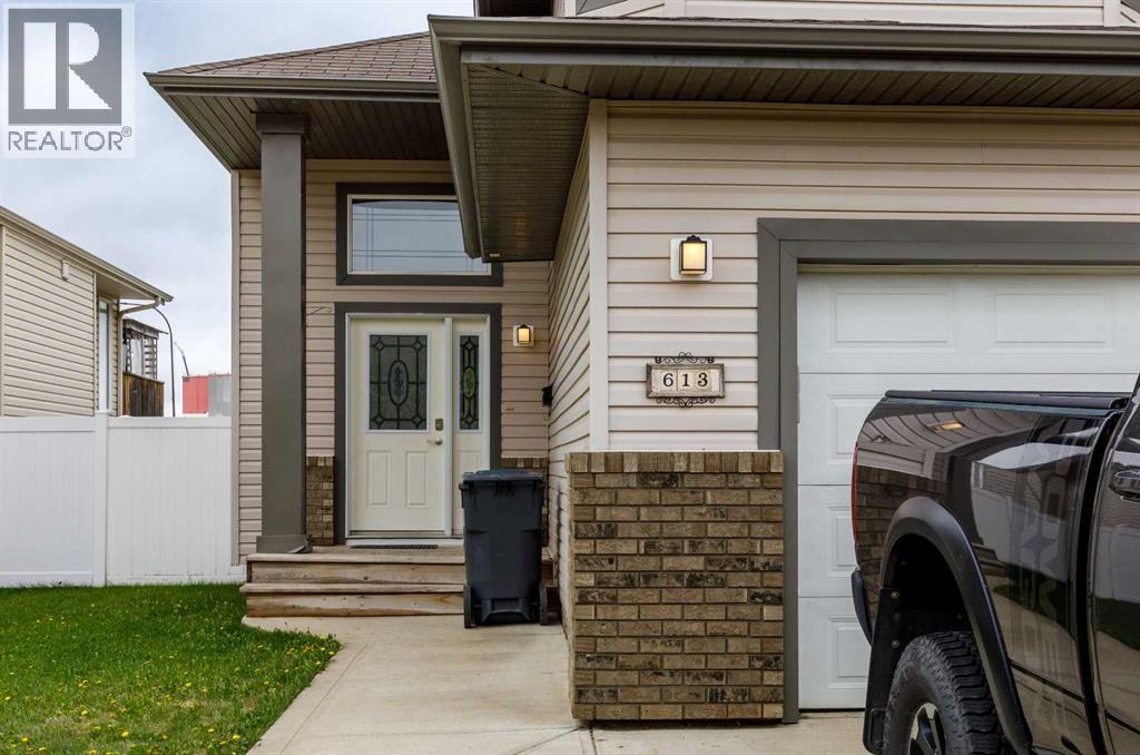 613 Oak Street, Springbrook, Alberta  T4S 0B5 - Photo 2 - A2318446
