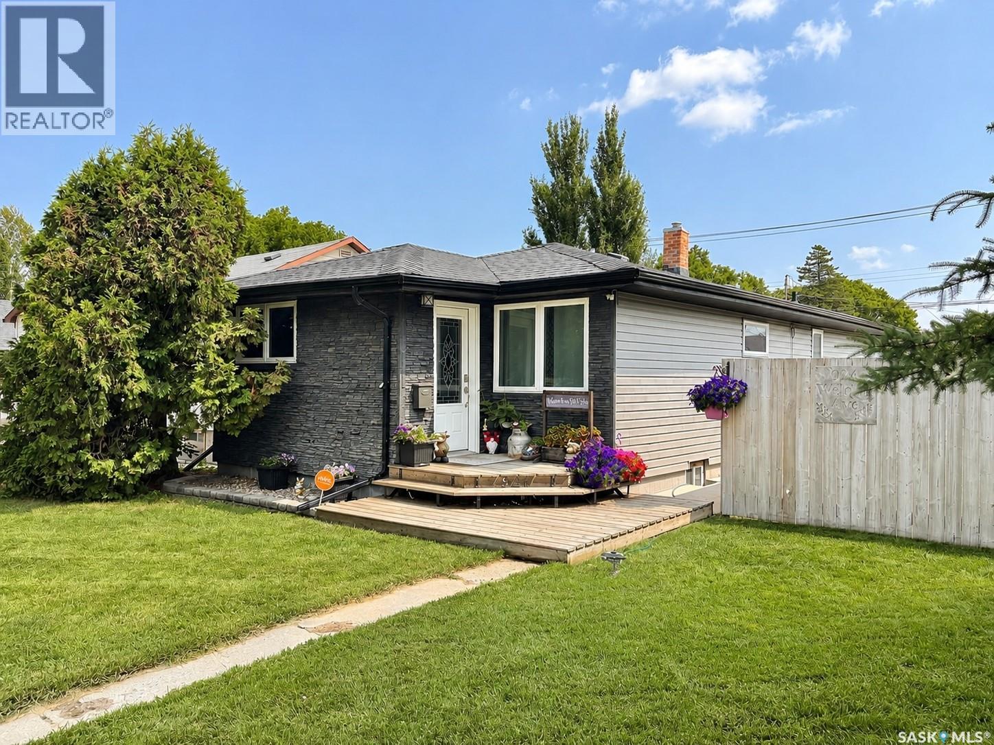 924 Weldon Avenue, Saskatoon, Saskatchewan  S7M 2V6 - Photo 2 - SK043433