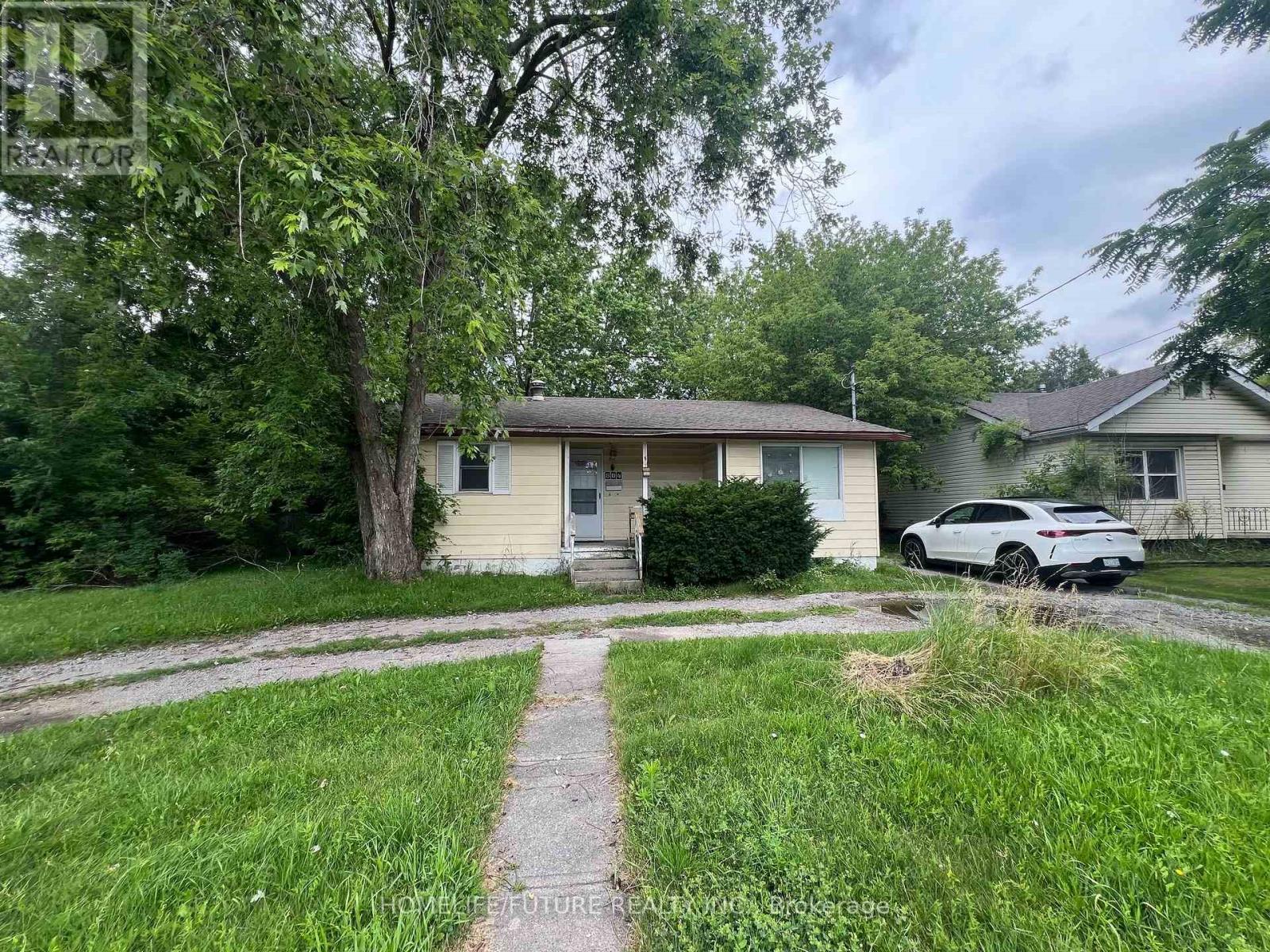 804 Dundas Street W, Whitby, Ontario  L1N 2N5 - Photo 2 - E13595722
