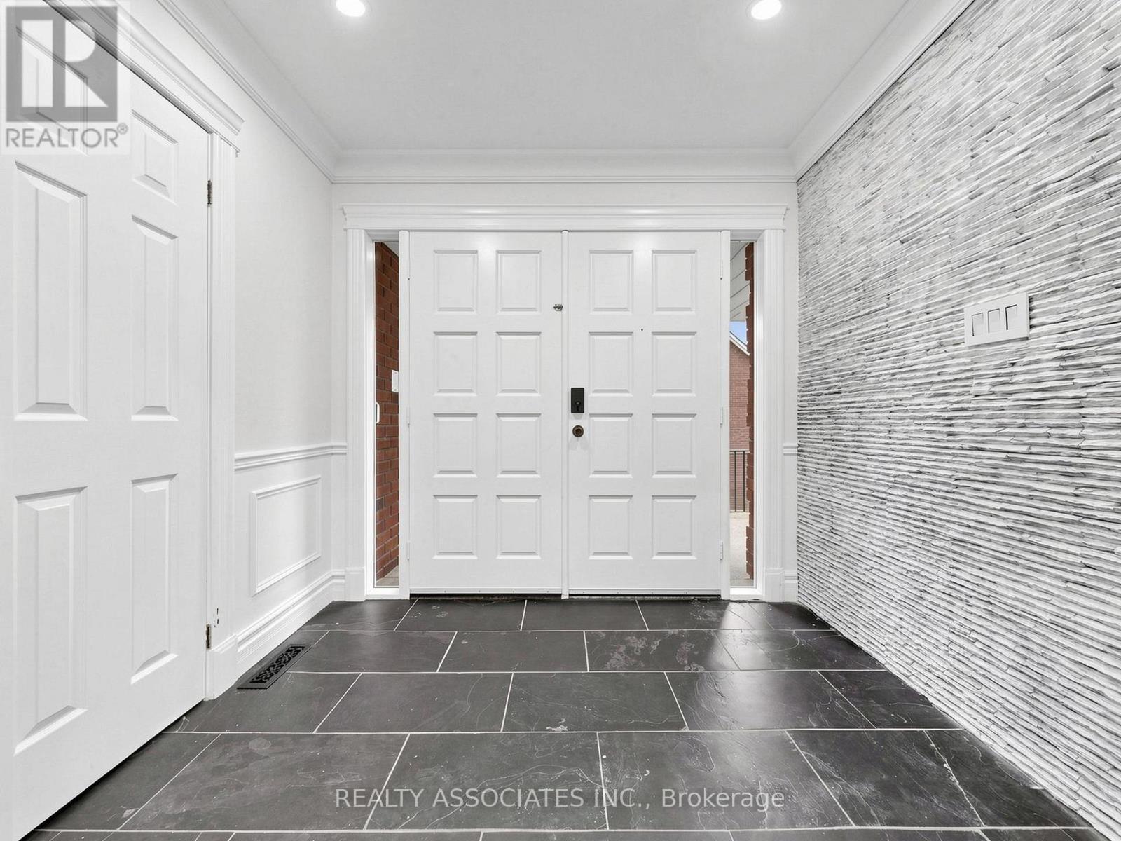 96 Zinnia Place S, Vaughan, Ontario  L4L 6G7 - Photo 3 - N13592408