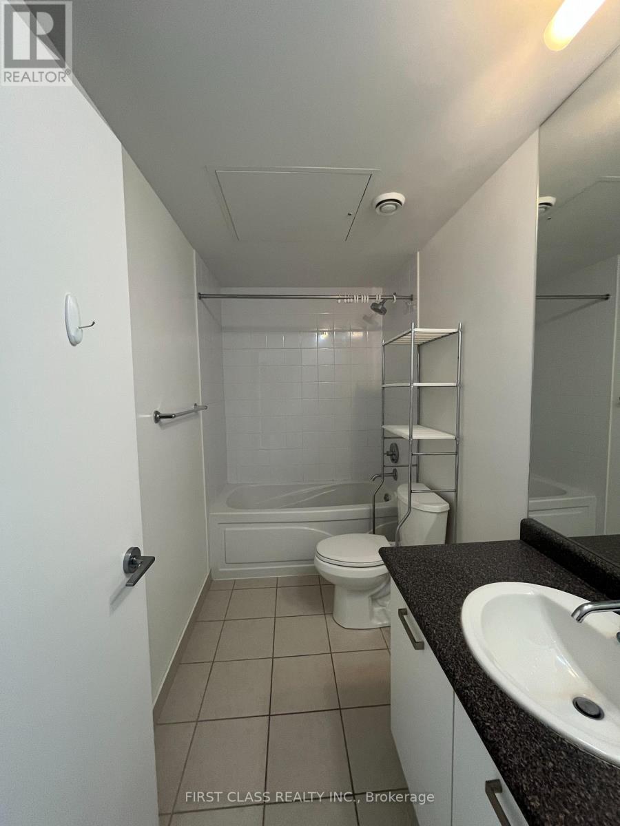 2401 - 832 Bay Street, Toronto, Ontario  M5S 1Z6 - Photo 11 - C13595770