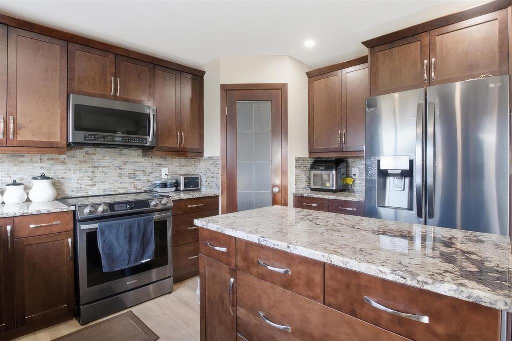 530 Castlebury Meadows Drive, Winnipeg, Manitoba  R2R 2X6 - Photo 7 - 202617399