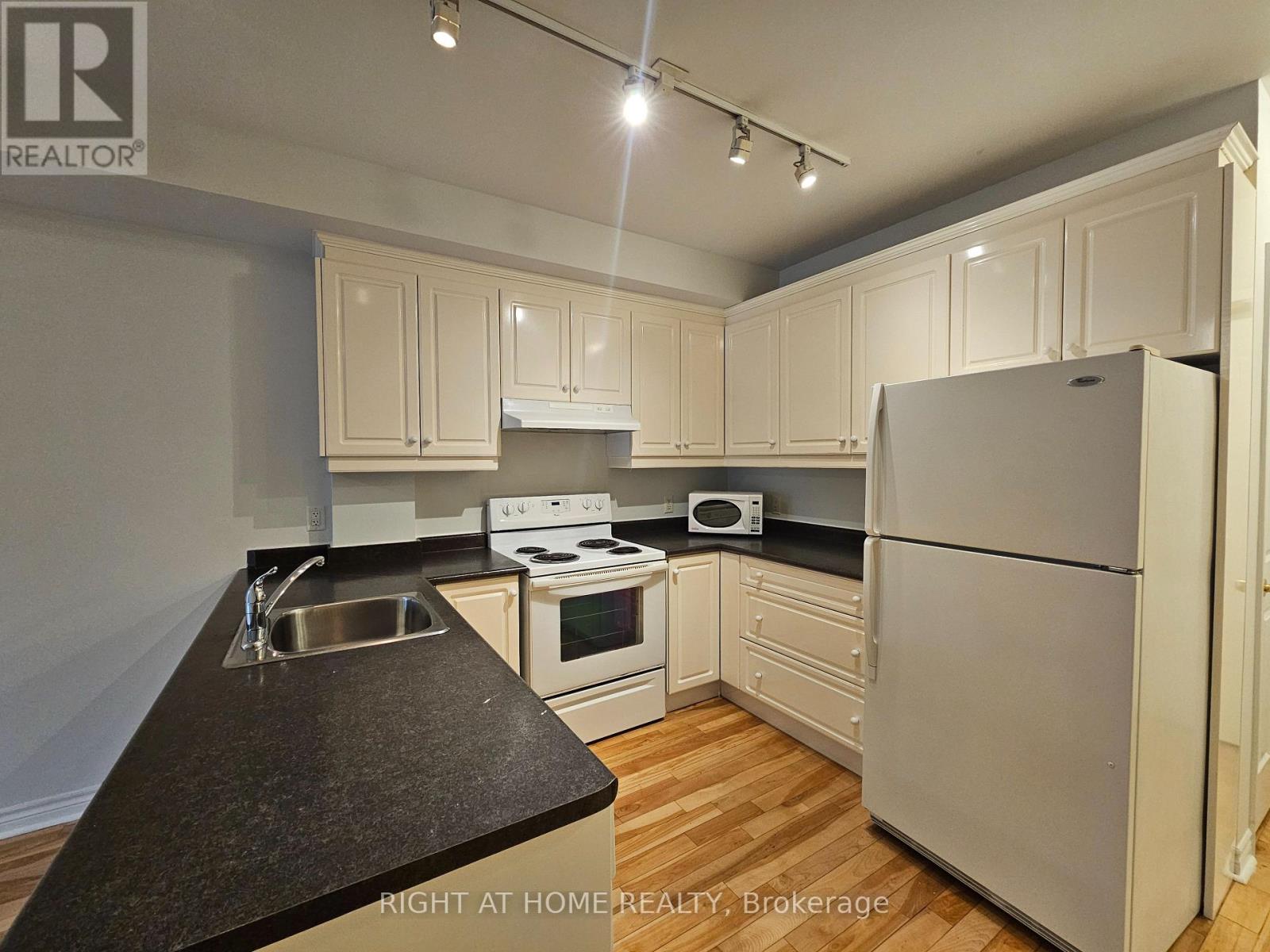 203 - 648A YONGE STREET, Toronto, Ontario