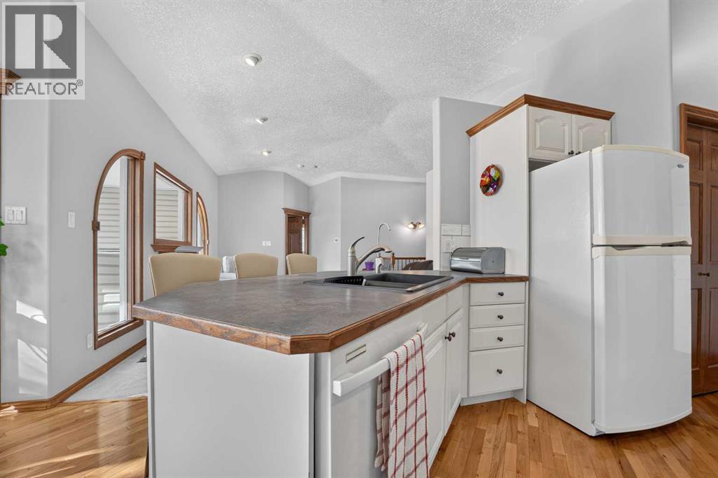 27 Cougar Bay N, Lethbridge, Alberta  T1H 6H3 - Photo 21 - A2327209
