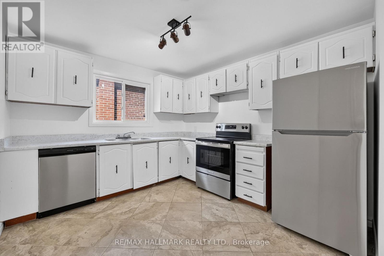 Upper / 2nd - 402 Kingston Road, Toronto, Ontario  M4L 1T9 - Photo 17 - E13596114