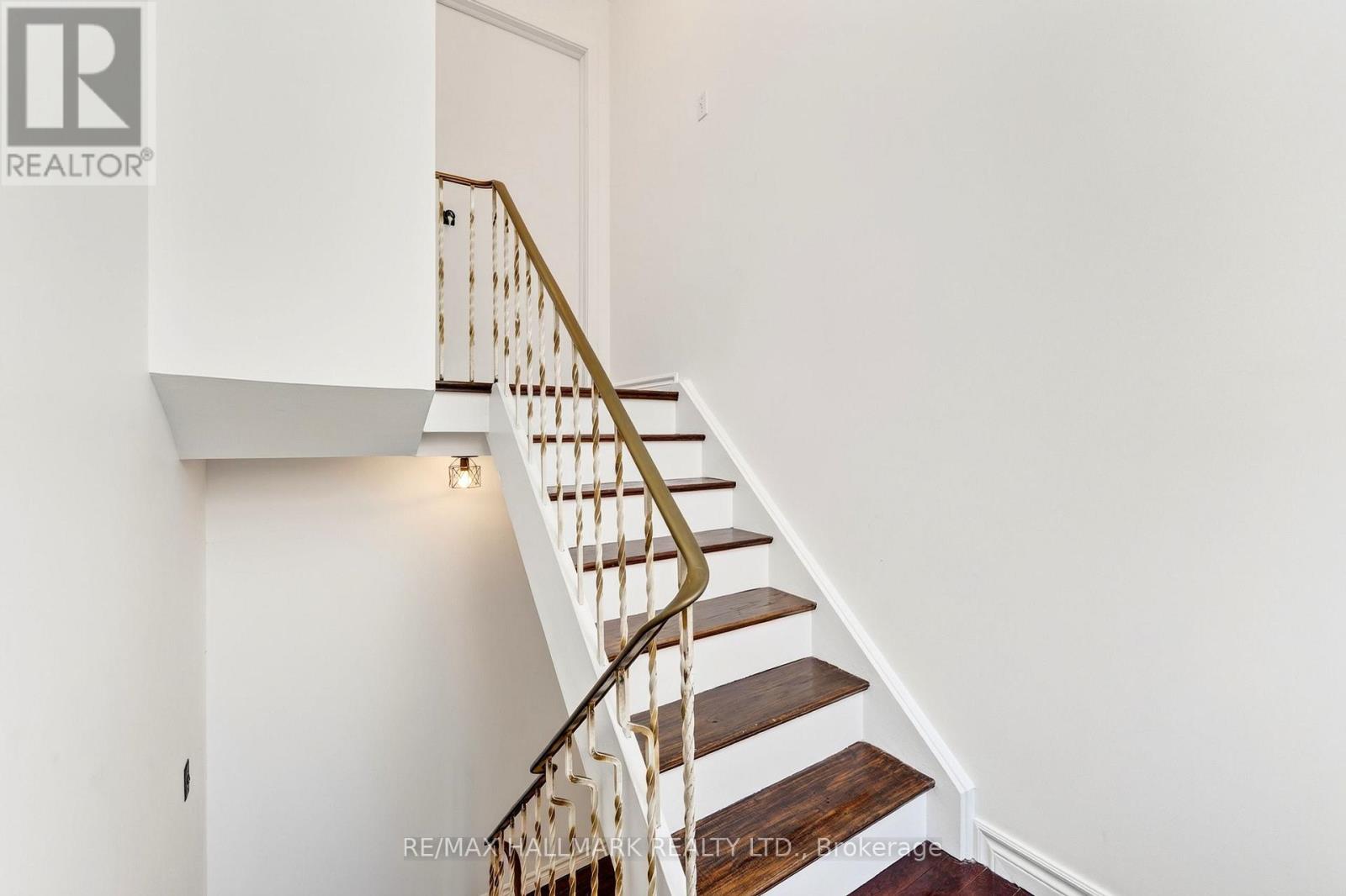 Upper / 2nd - 402 Kingston Road, Toronto, Ontario  M4L 1T9 - Photo 6 - E13596114
