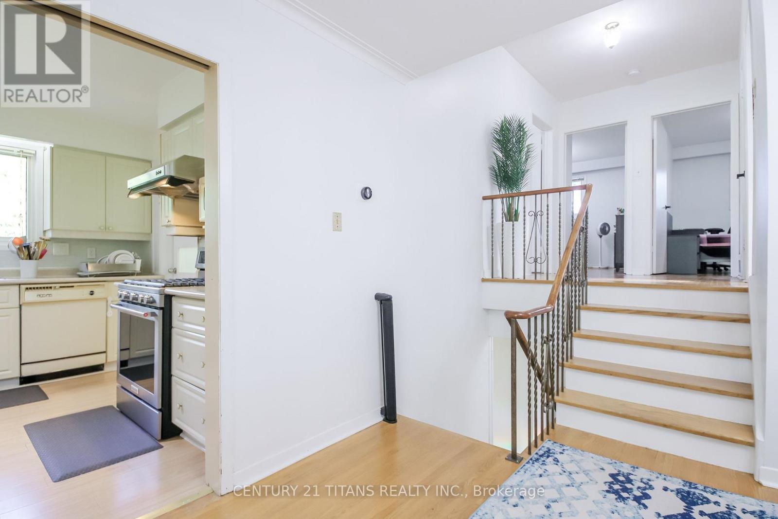 9 Minos Crescent, Toronto, Ontario  M1G 3P8 - Photo 9 - E13596164