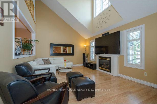 30 Masters Green Crescent, Brampton, Ontario  L7A 3K6 - Photo 9 - W13596146