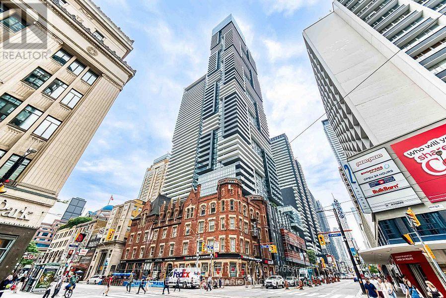 <div class="slider-price">$618,000</div><p>2106 - 7 Grenville Street, Toronto, Ontario</p>