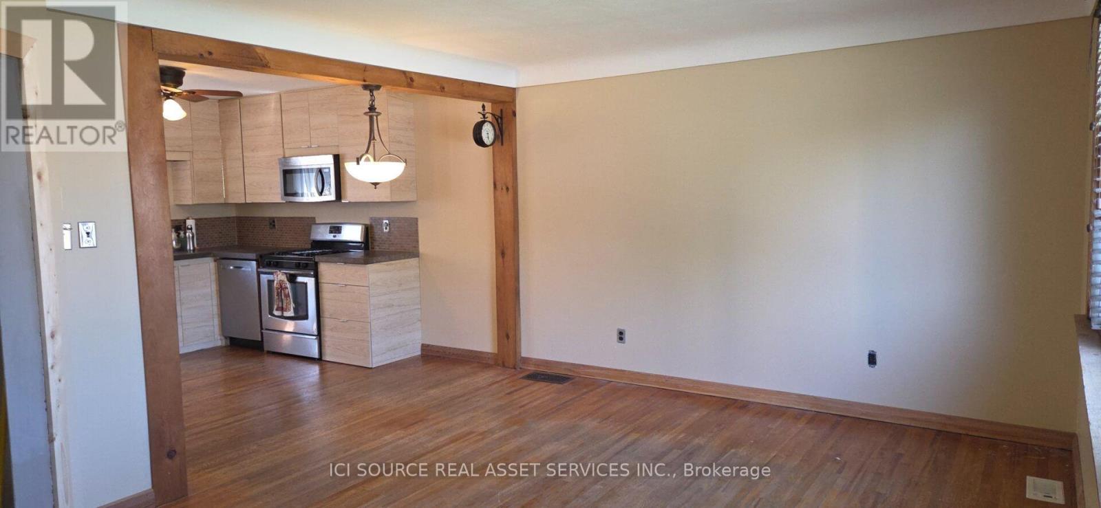 274 East 38th Street, Hamilton, Ontario  L8V 4G3 - Photo 5 - X13596382
