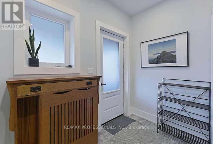 3rd Fl - 23 Radford Avenue, Toronto, Ontario  M6R 1Z5 - Photo 2 - W13596582