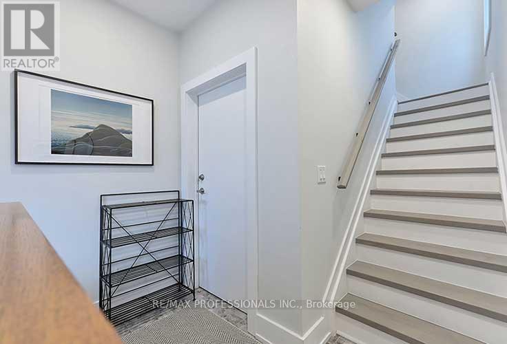 3rd Fl - 23 Radford Avenue, Toronto, Ontario  M6R 1Z5 - Photo 3 - W13596582