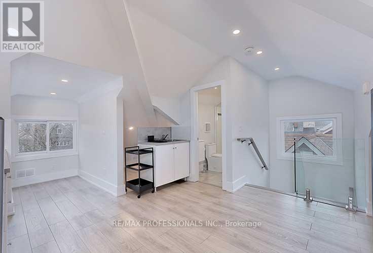3rd Fl - 23 Radford Avenue, Toronto, Ontario  M6R 1Z5 - Photo 5 - W13596582