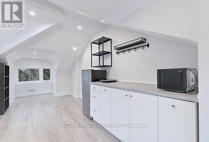 3rd Fl - 23 Radford Avenue, Toronto, Ontario  M6R 1Z5 - Photo 6 - W13596582