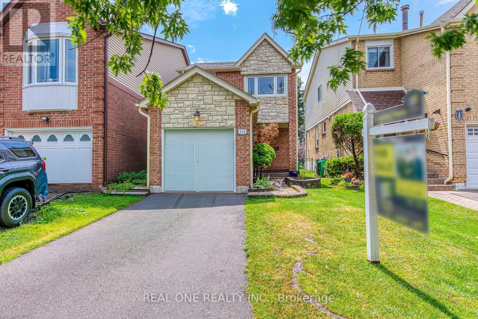 741 Queensbridge Drive, Mississauga, Ontario  L5C 3T3 - Photo 2 - W13596718