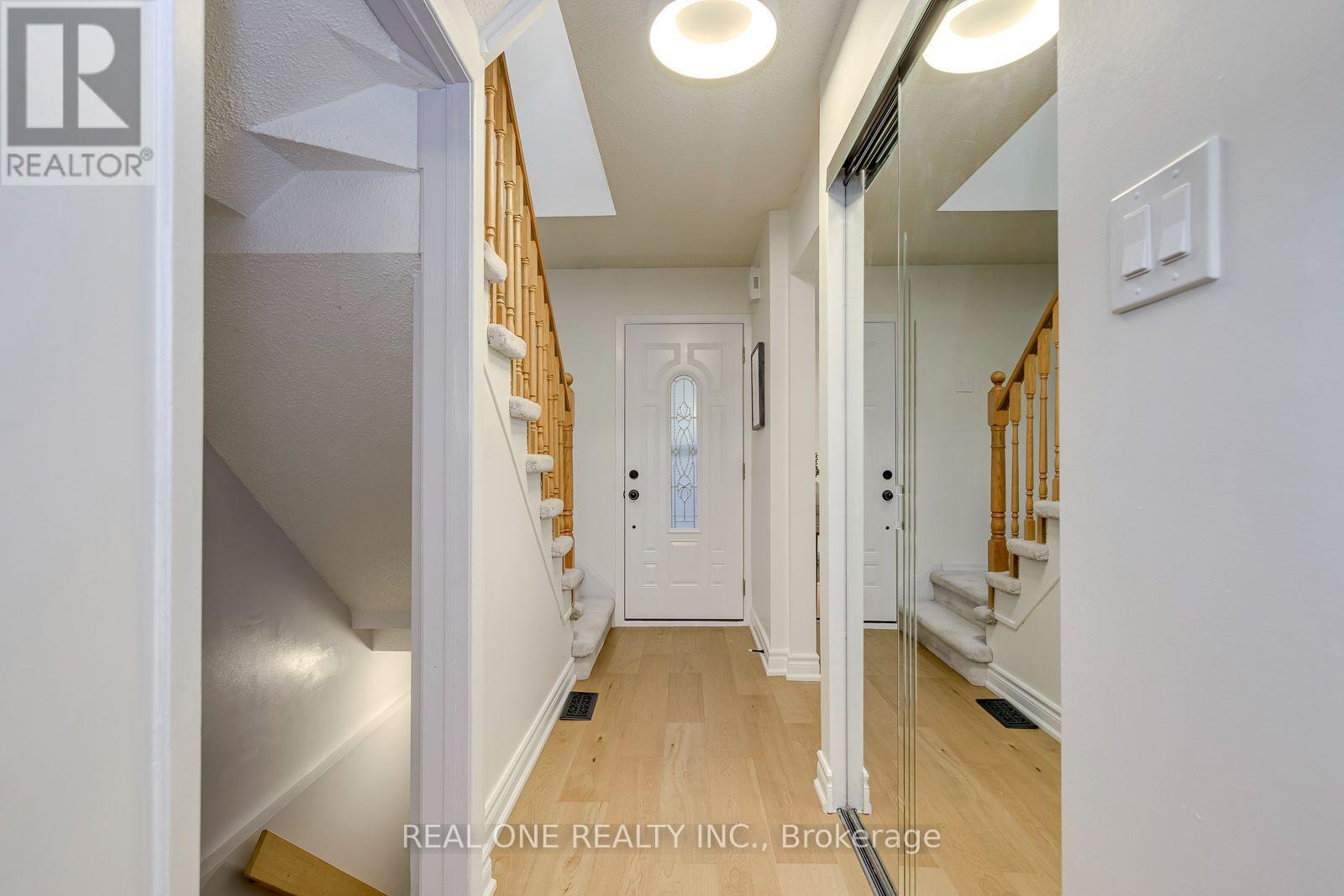 741 Queensbridge Drive, Mississauga, Ontario  L5C 3T3 - Photo 5 - W13596718
